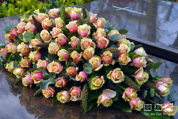 Nr.18 Ovaal Arrangement Zalm Roos